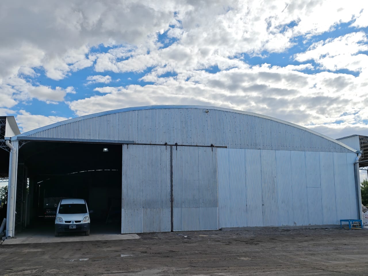 Vista exterior del galpón con cerramiento de chapa